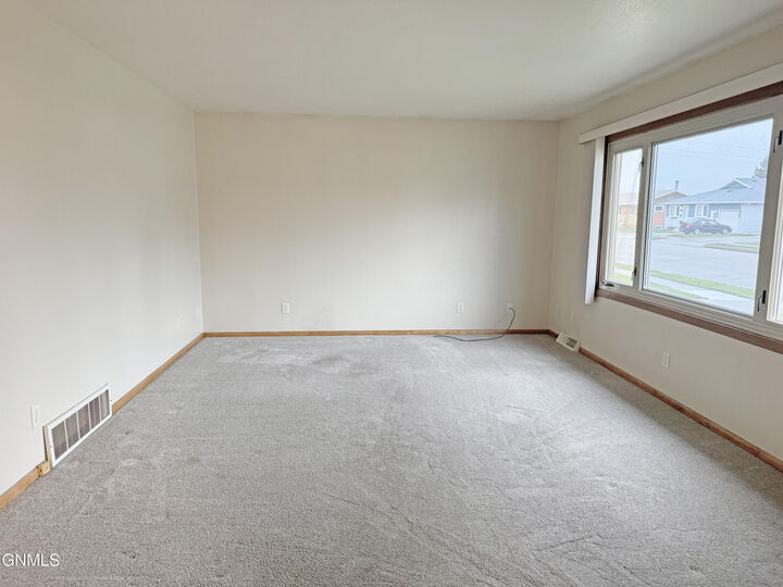 Property Photo:  2516 Kimberly Avenue  ND 58501 