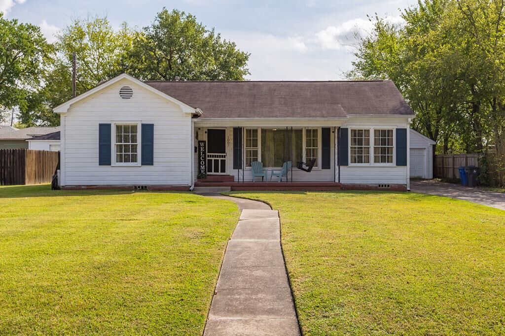 Property Photo:  1007 Persimmon  TX 75904 