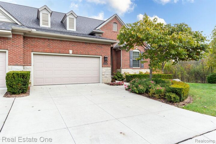 Property Photo:  2222 Sanctuary Court Court 2  MI 48309 1628 