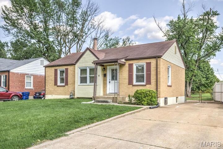 Property Photo:  4 Duchesne Drive  MO 63031