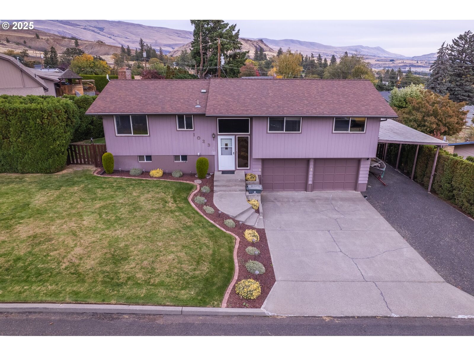 Property Photo:  1023 Maple St  OR 97058