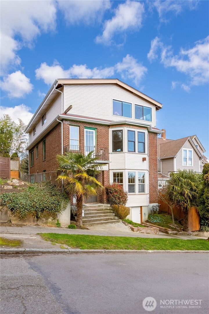 Property Photo:  3010 E Spruce Street Upper  WA 98122