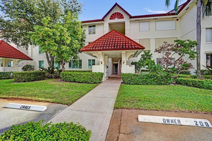 Property Photo:  107 Half Moon Circle H1  FL 33462