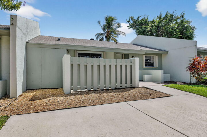 Property Photo: 20 Camden Lane FL 33426