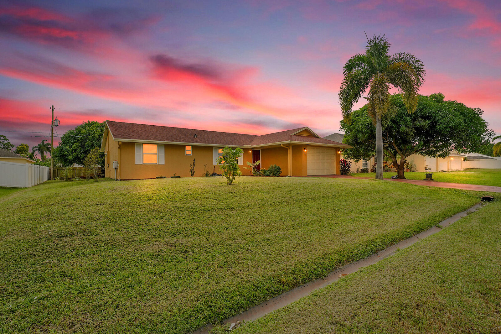 Property Photo: 1652 SW Crawford Avenue FL 34953