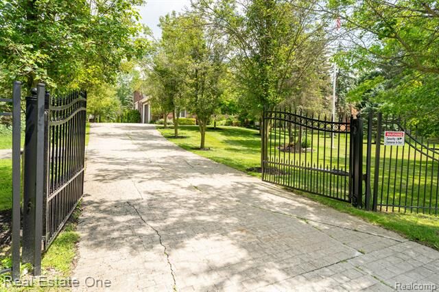 Property Photo:  6120 Evanswood Road  MI 48085 