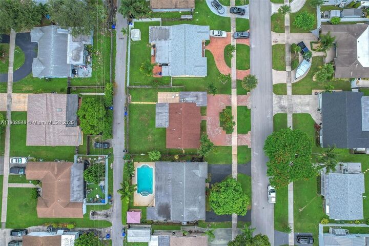 Property Photo:  2112 N 32nd Ct  FL 33021