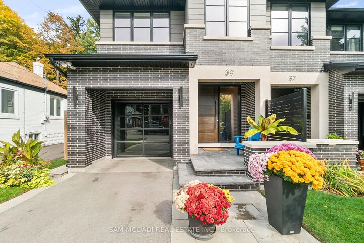Property Photo: 39 Oakwood Avenue N ON L5G 3L8