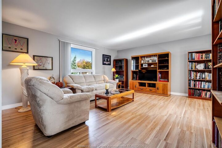 Photo de la propriété:  1587 Oakwood  ON N8L 1C8