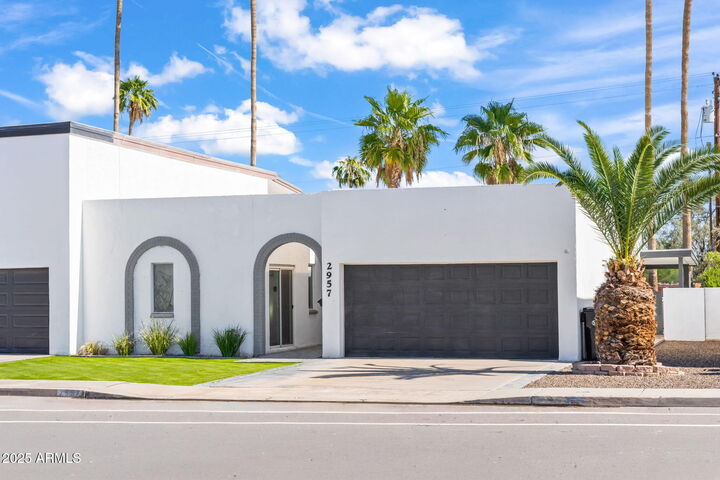 Property Photo:  2957 S Country Club Way  AZ 85282 