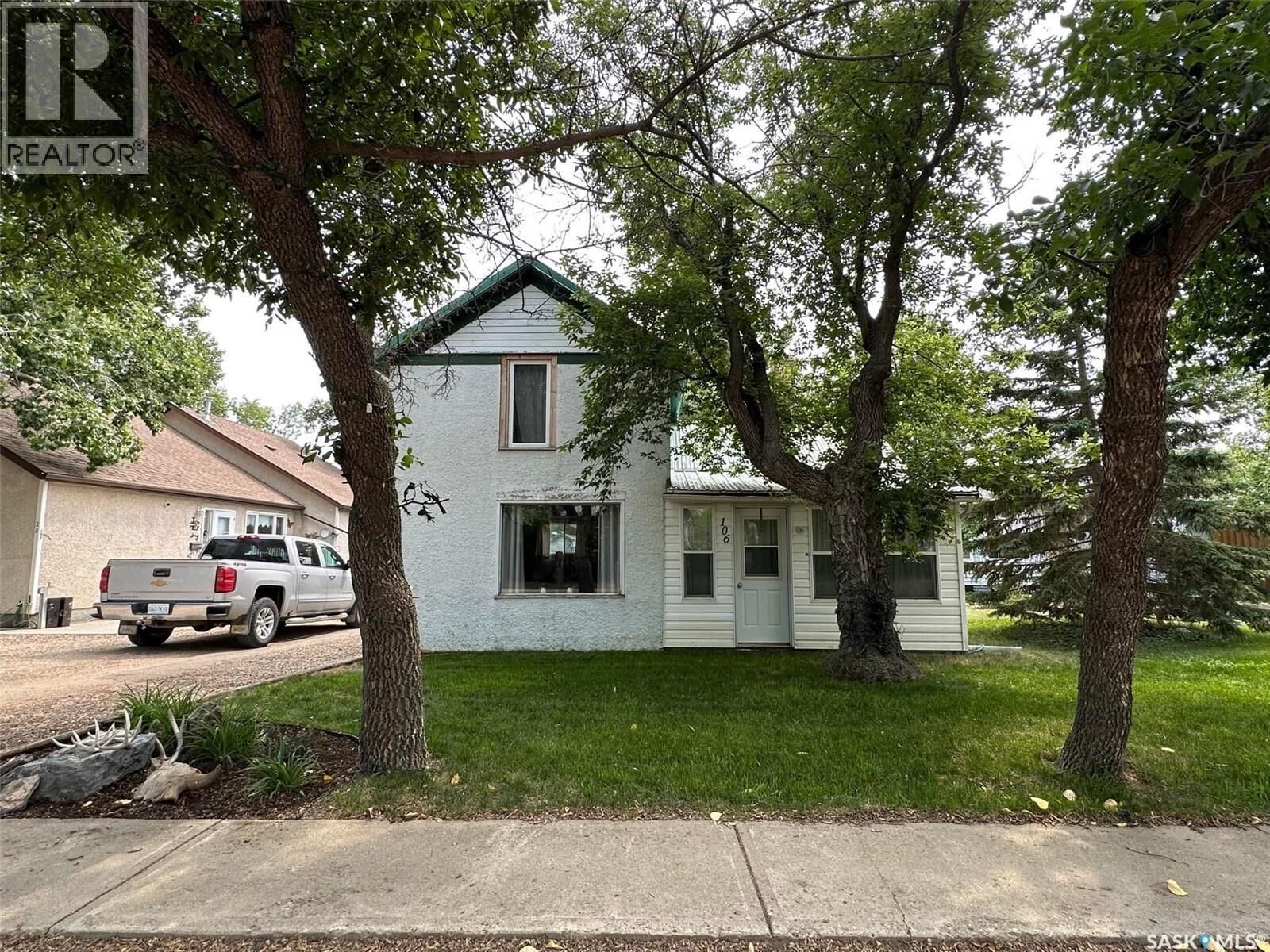 Property Photo:  106 3rd Avenue E  SK S0H 3G0 