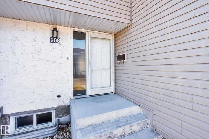 Property Photo:  208 Chateau Place NW  AB T5T 1V3 