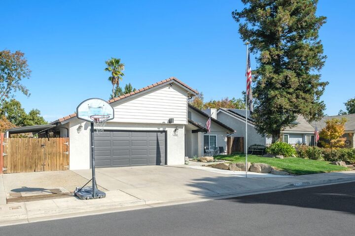 Property Photo:  2237 Los Altos Avenue  CA 93611 