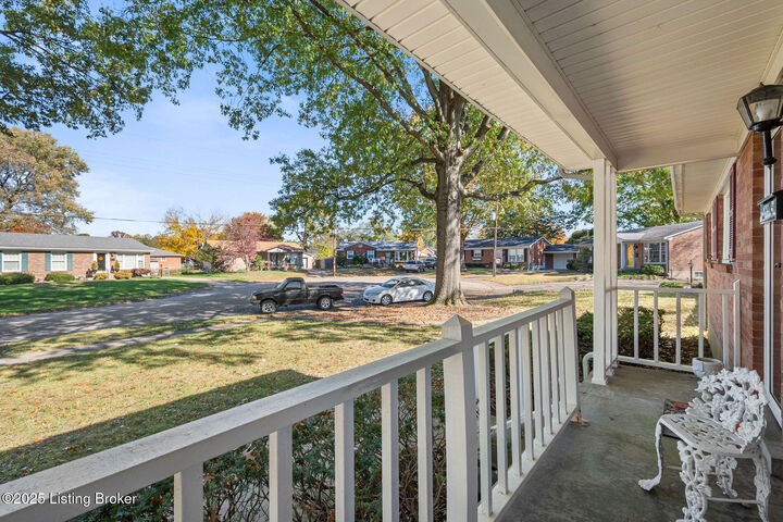 Property Photo: 2909 Wallingford Ct KY 40218