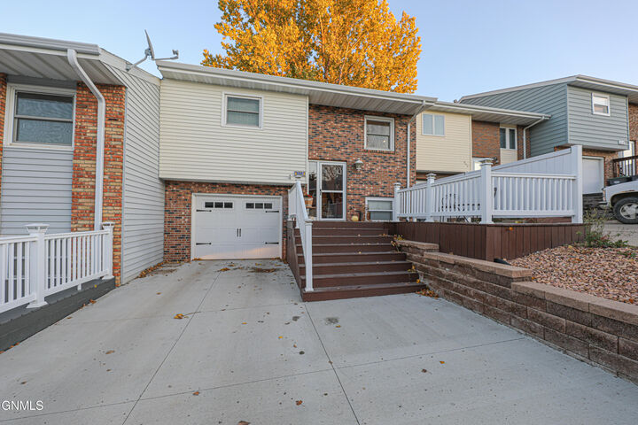 Property Photo:  515 Marilyn Drive NW  ND 58554 