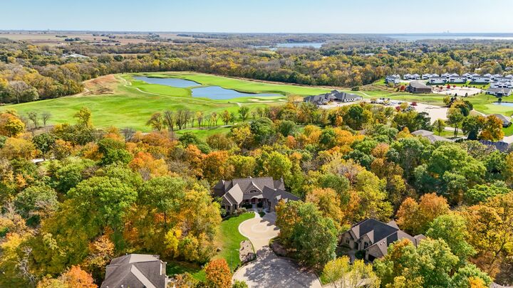 Property Photo:  1004 Oakwood Drive  IA 50226 