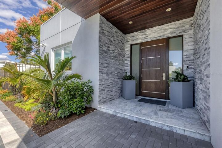 Property Photo:  2711 Blossom Drive  FL 34239 