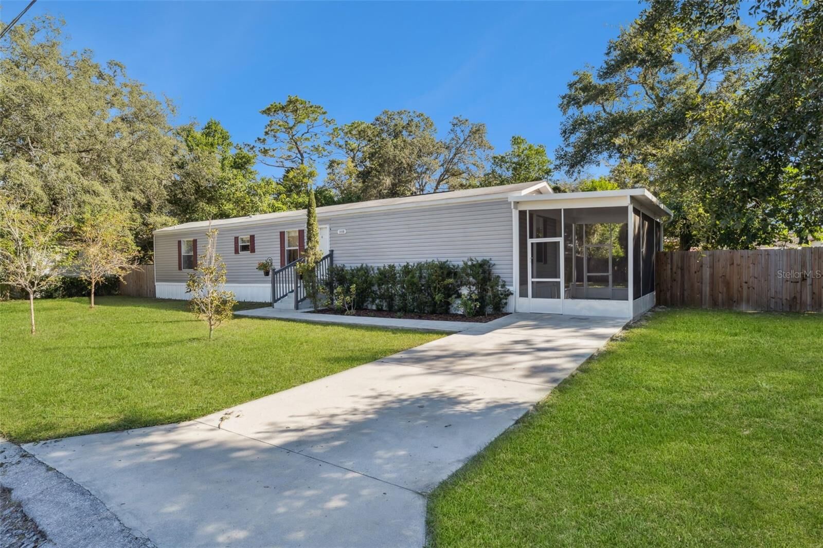 Property Photo: 1408 Easton Way FL 32707