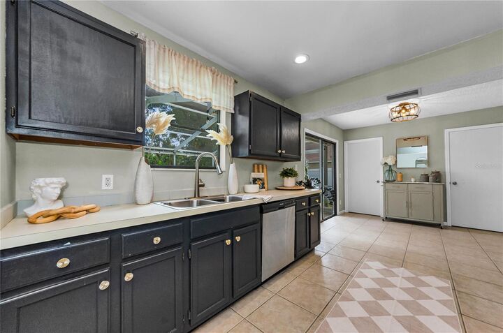 Property Photo:  1916 River Crossing Drive  FL 33596 