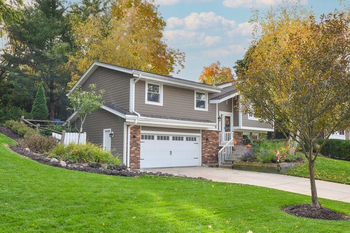 Property Photo:  617 Coventry Ln  WI 53029