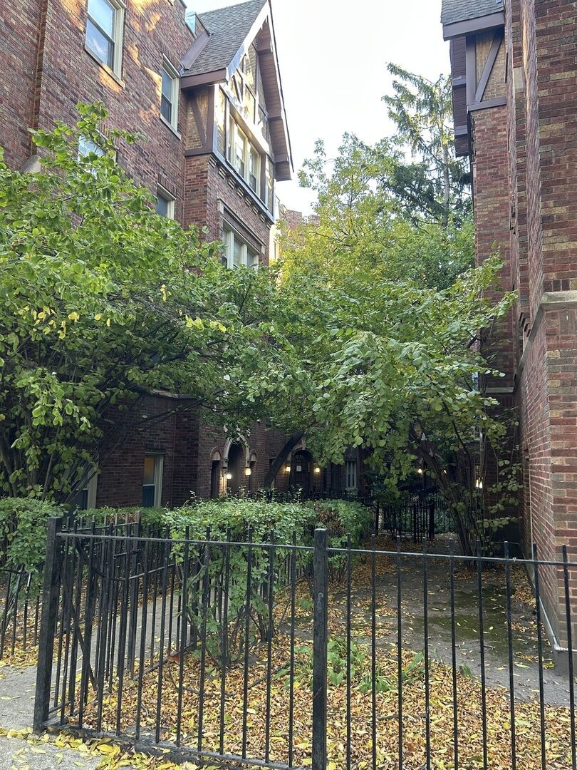 Property Photo:  4955 N Whipple Street 3E  IL 60625