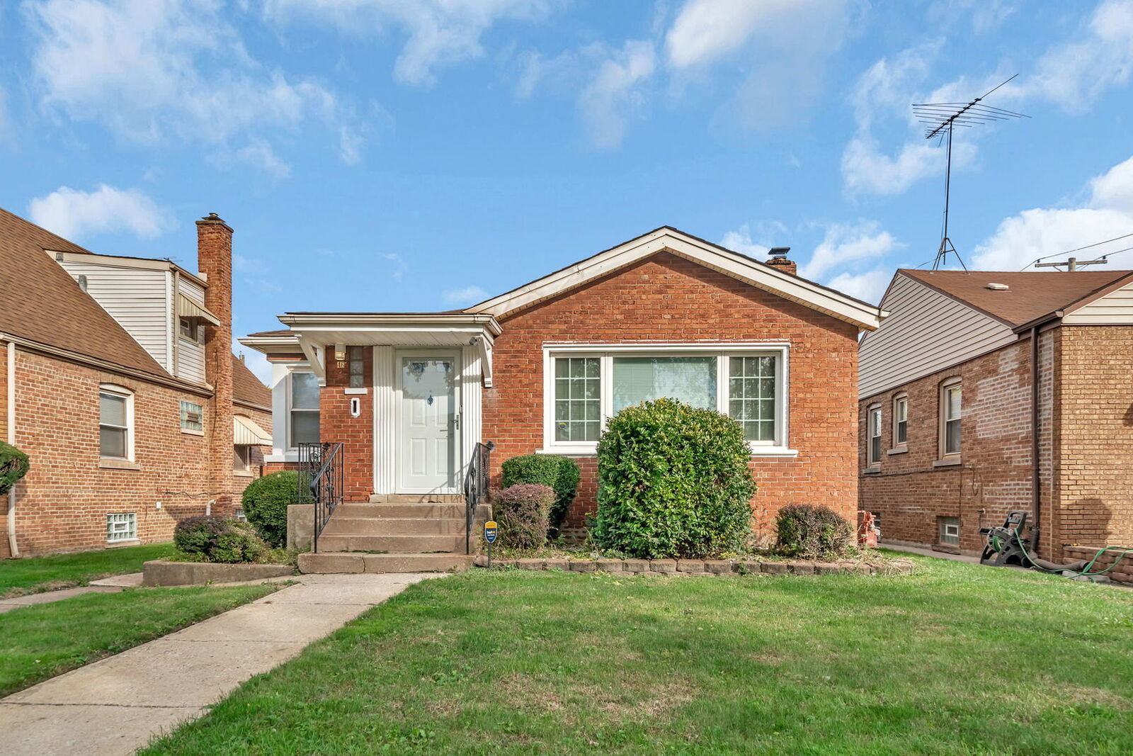 Property Photo:  46 E Brayton Street  IL 60628 