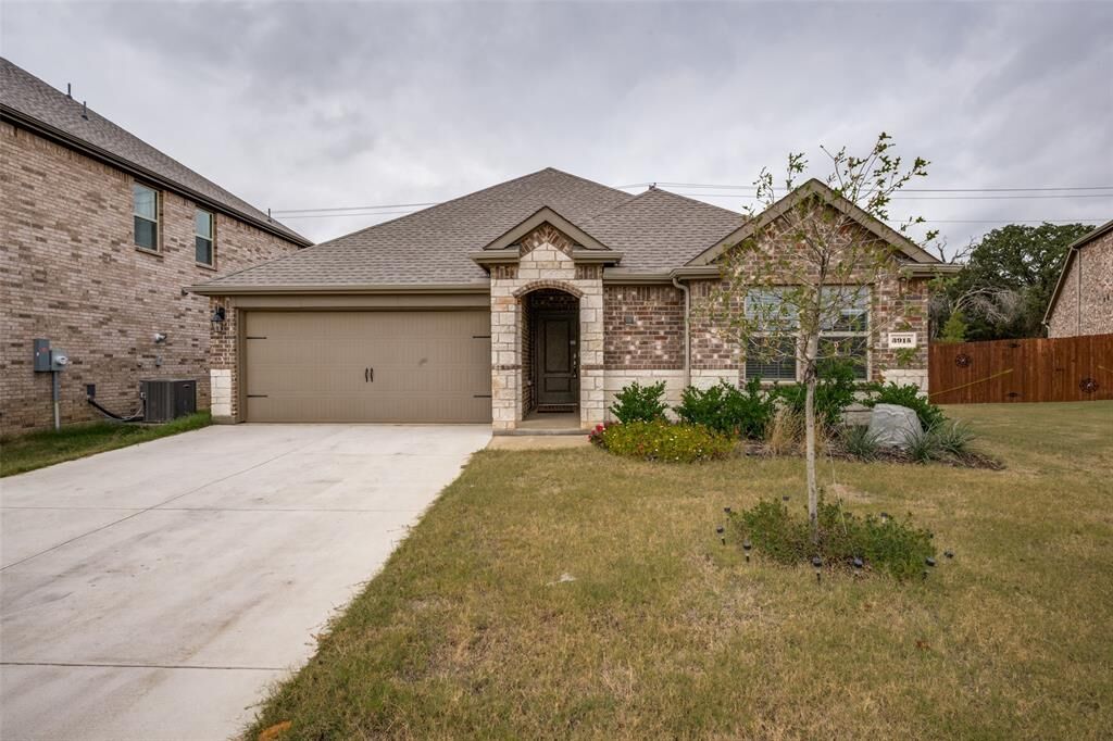 Property Photo: 3915 Silver City Avenue TX 76227