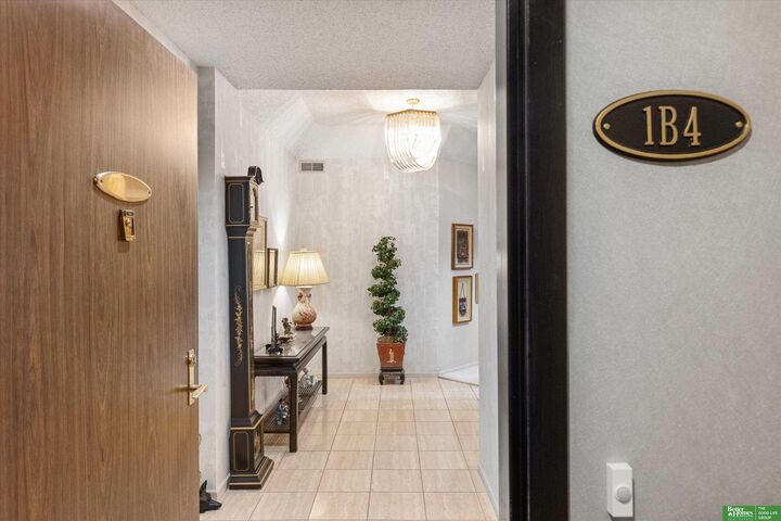 Property Photo:  770 N 93 Street 1B4  NE 68114-9999 