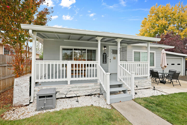 Property Photo:  833 Hazel Street  OR 97502