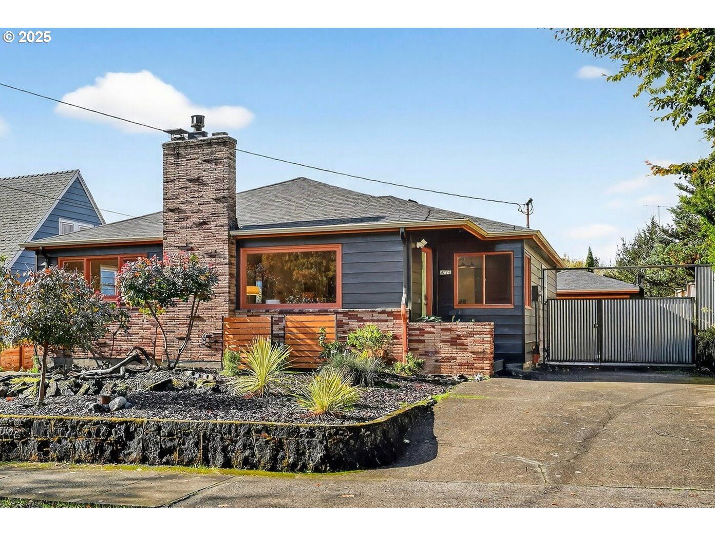 Property Photo: 2221 SE 24th Ave OR 97214