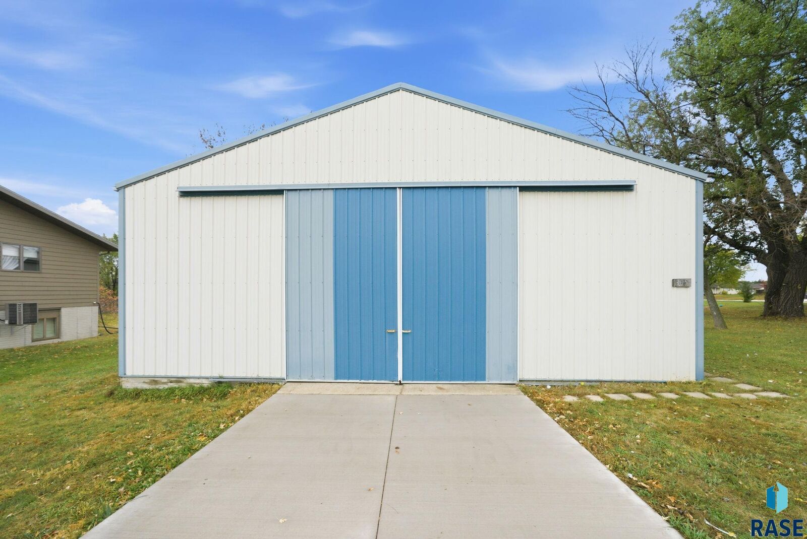 Property Photo:  305 N Cedar St  SD 57039