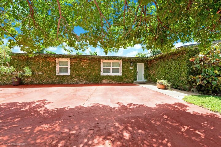 Property Photo:  9500 SW 79th St  FL 33173