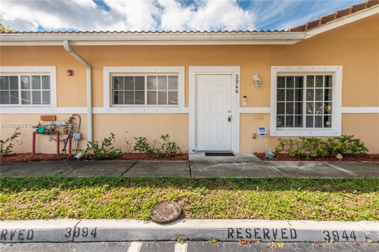 Property Photo:  3944 SW 48th Ave  FL 33023