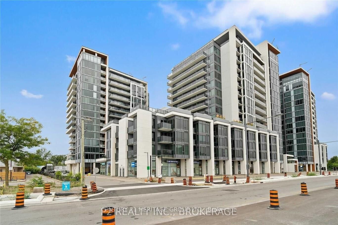 Property Photo: 9618 Yonge Street 201 ON L4C 0X5