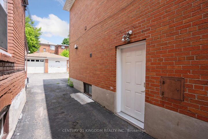 Property Photo:  37 Robinson Avenue Lower  ON M1L 3S8 