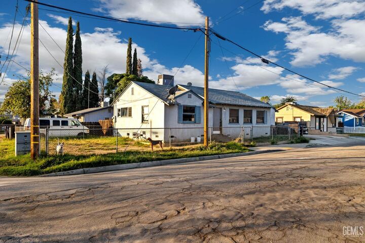 Property Photo:  301 Harding Avenue  CA 93308 