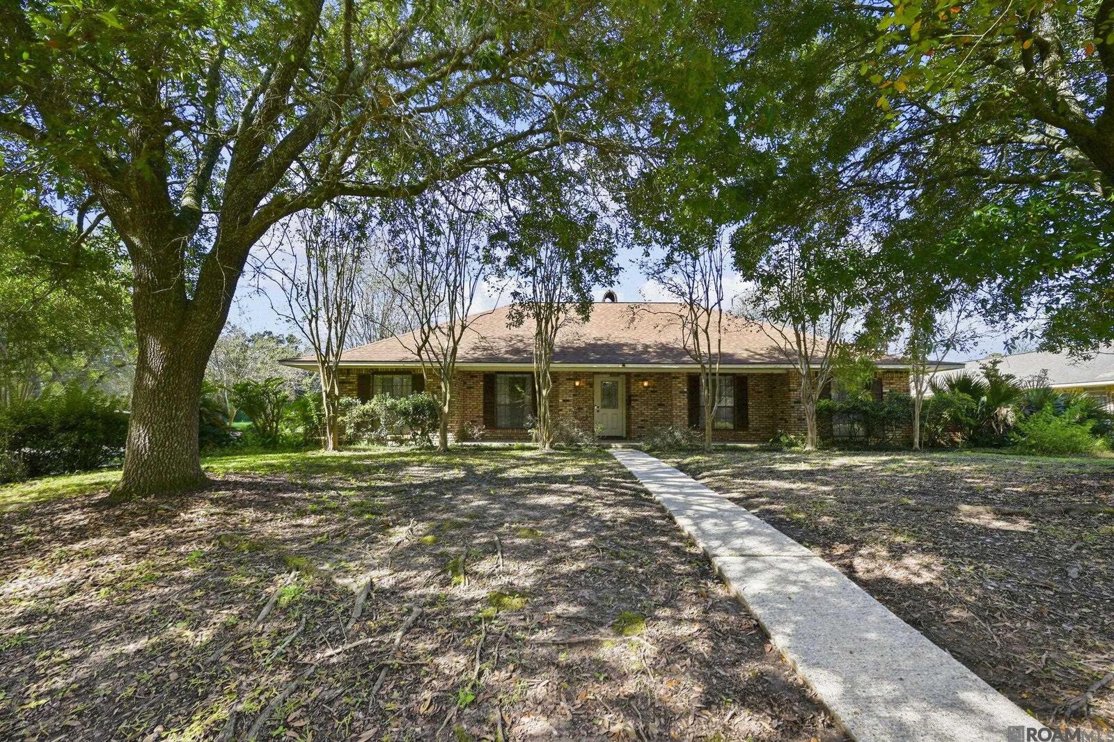 Property Photo:  2125 San Clemente Dr  LA 70815 