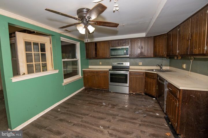 Property Photo: 571 Fernwood Lane PA 19030