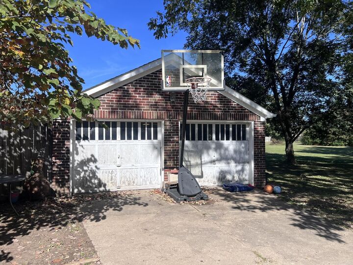 Property Photo:  1405 Hickory Ave  AR 71953