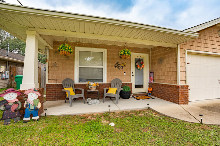 Property Photo: 936 Central Avenue FL 32547