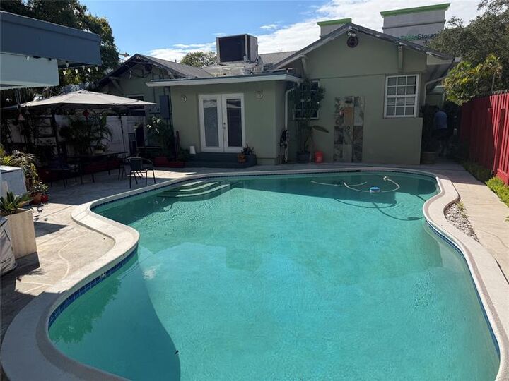 Property Photo:  738 NE 3rd Ave Front  FL 33304 