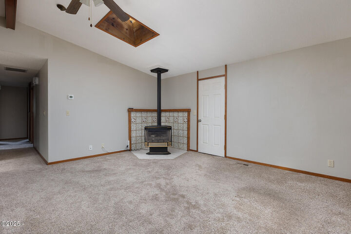 Property Photo: 3735 Sea Mist Avenue OR 97341