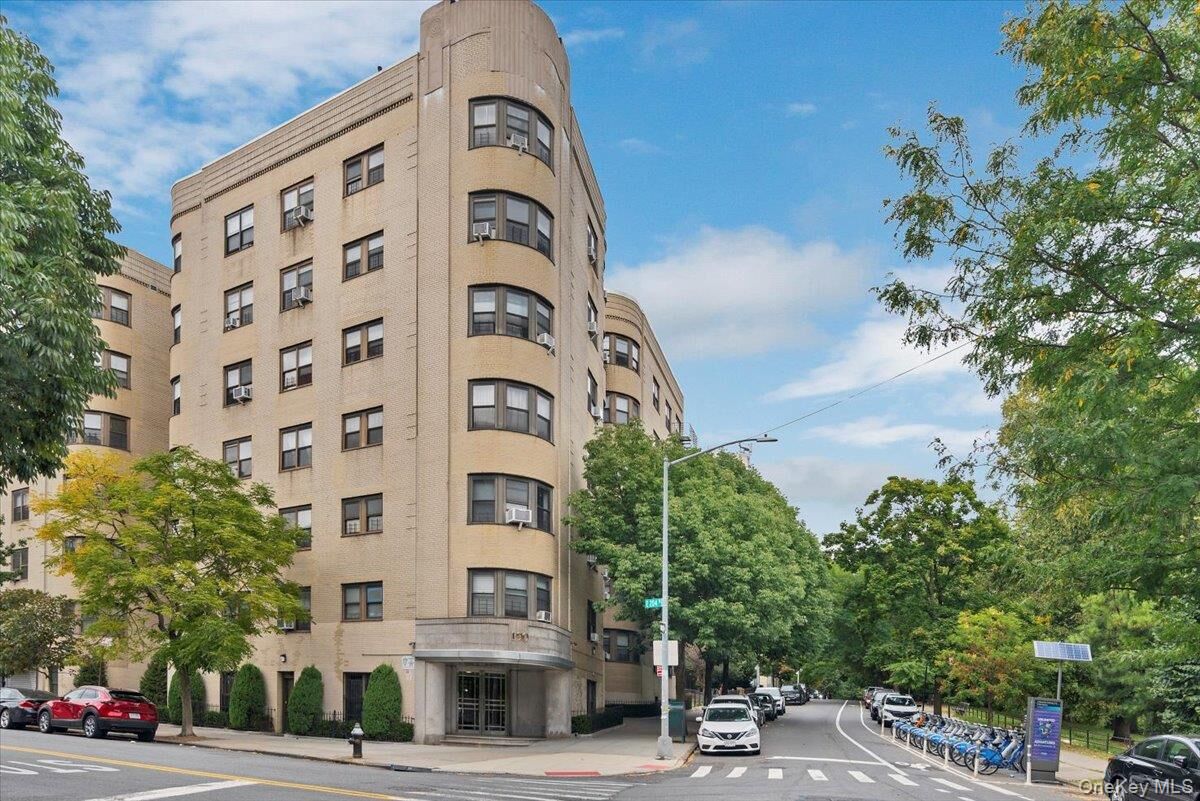 Property Photo: 190 East Mosholu Parkway South 6H NY 10458