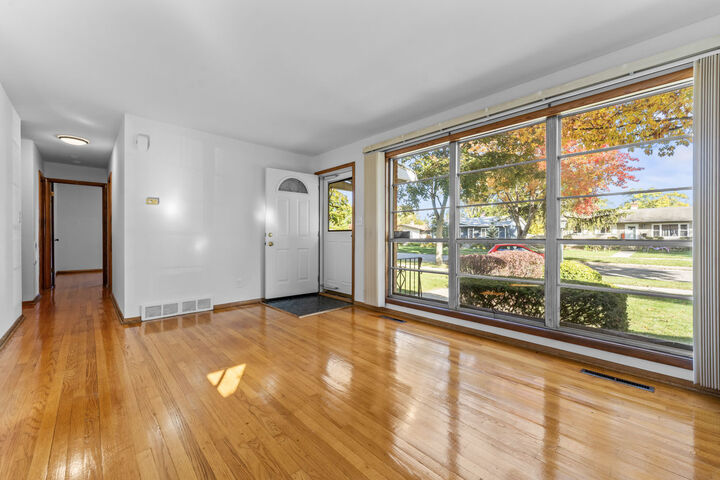 Property Photo: 1724 Illinois Street IL 60018