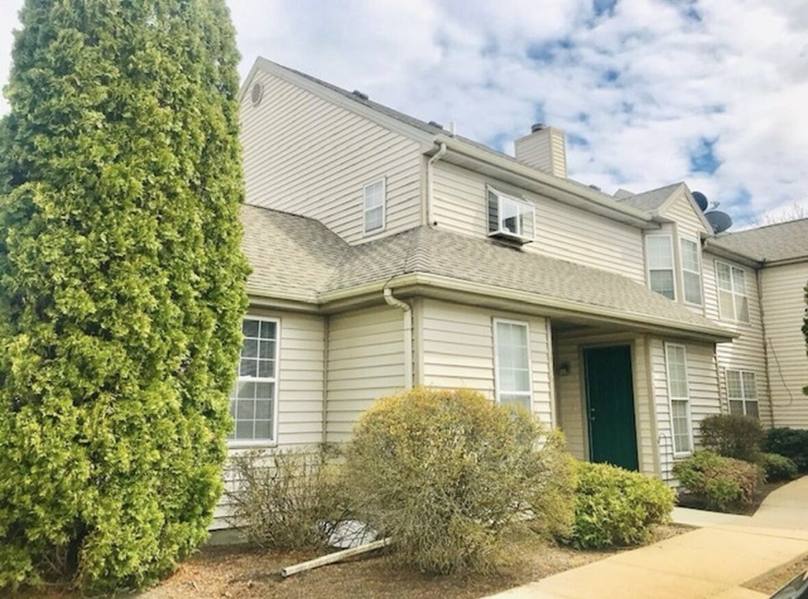 Property Photo:  106 Chesterfield Court 106  IL 60914