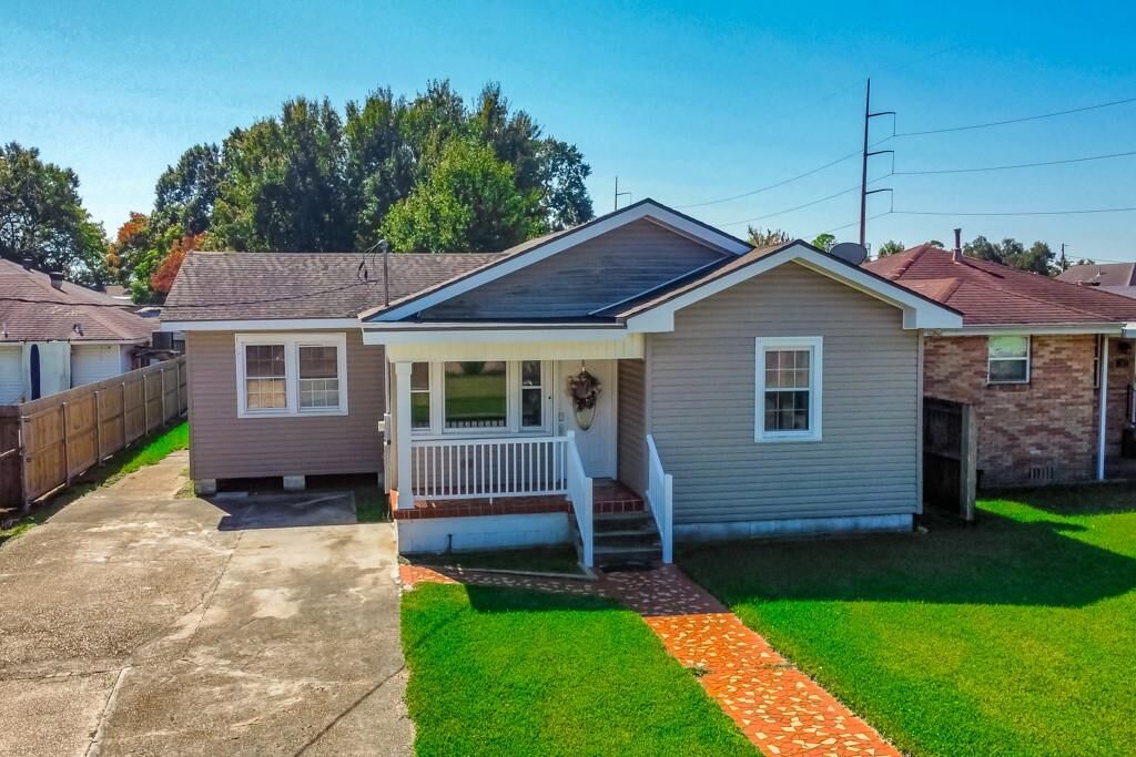 Property Photo: 210 W Girod Street LA 70043