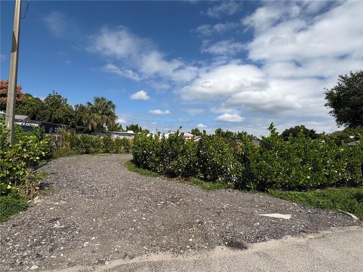 Property Photo:  418 Cactus Cir  FL 33936