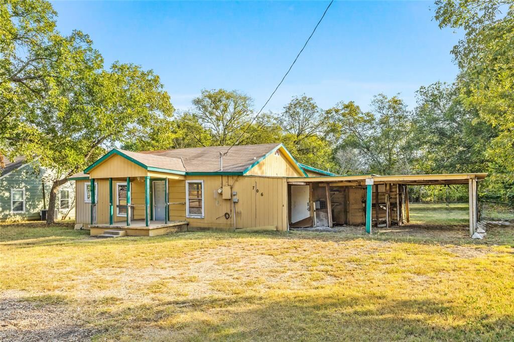 Property Photo:  706 W Hendricks Street  TX 75104 