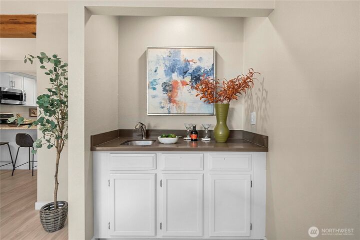 Property Photo:  210  Boylston Avenue E 204  WA 98102