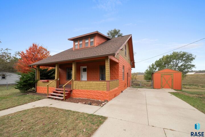 Property Photo: 1915 N Wayland Ave SD 57103